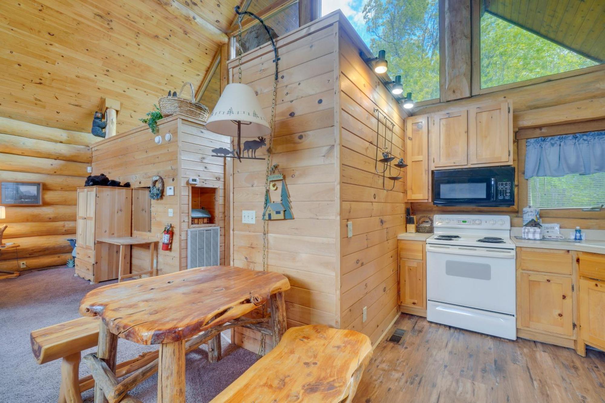 Gatlinburg Cabin With Hot Tub About 11 Miles To Downtown المظهر الخارجي الصورة