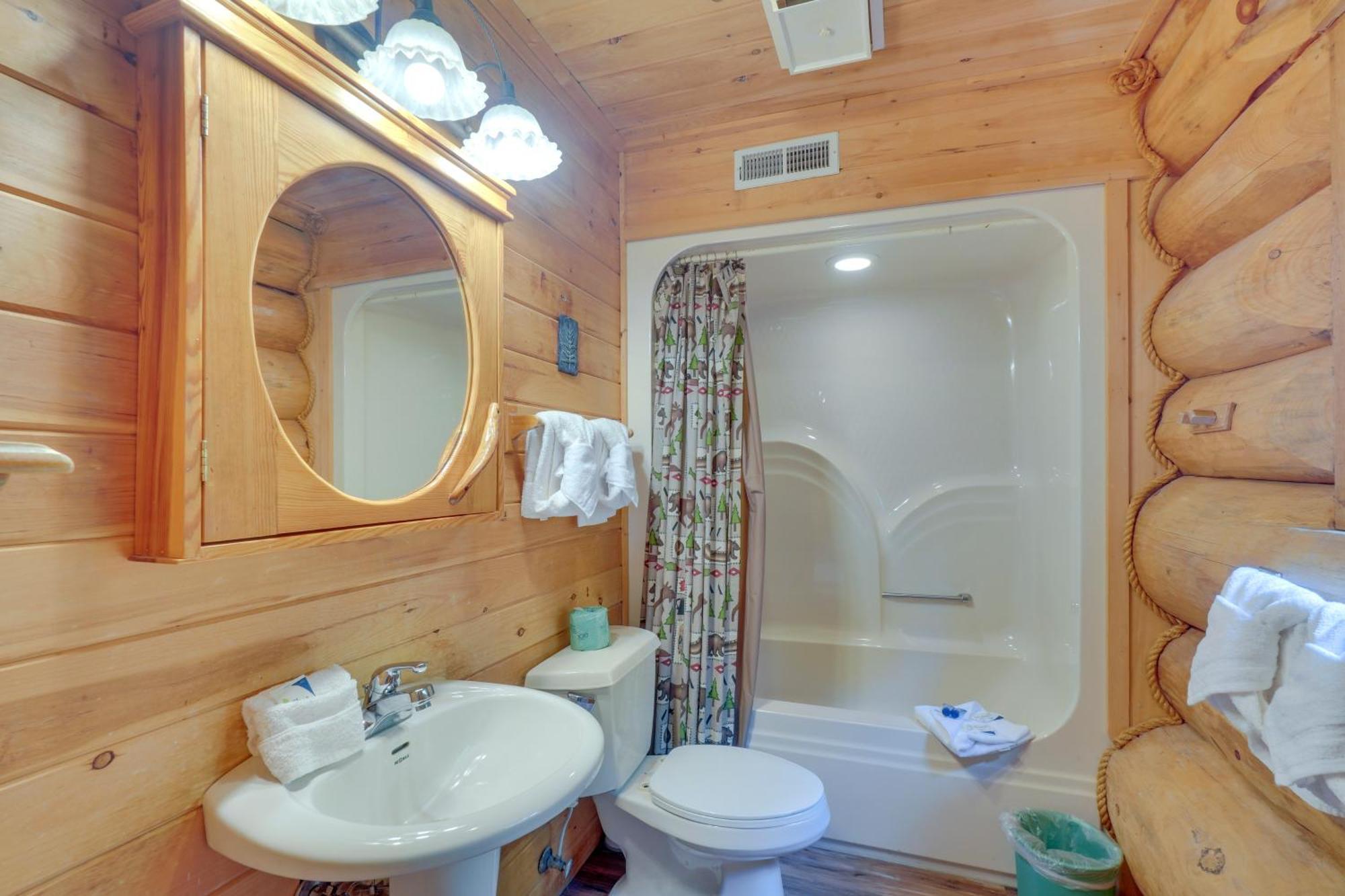Gatlinburg Cabin With Hot Tub About 11 Miles To Downtown المظهر الخارجي الصورة