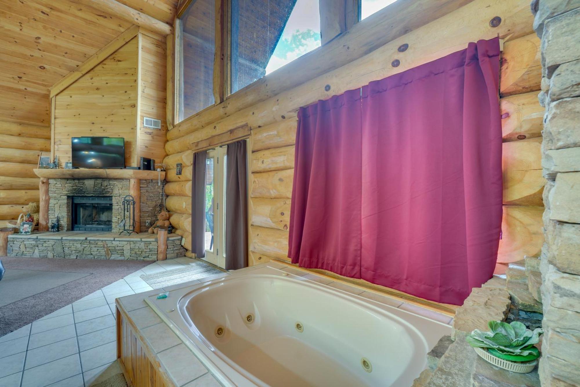 Gatlinburg Cabin With Hot Tub About 11 Miles To Downtown المظهر الخارجي الصورة